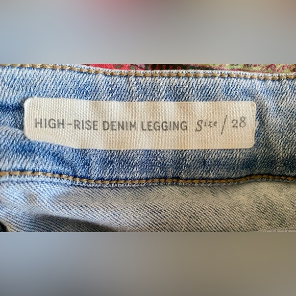 ANTHROPOLOGIE Light denim, distressed. high-rise Pilcro jeans. Size 28 - Picture 7 of 10